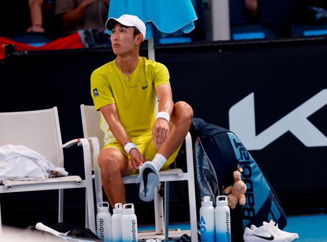 1736775823190076058.jpg (体育)(2)网球——澳网:商竣程因伤退赛XxjpseC007213_20250113_PEPFN0A001.jpg